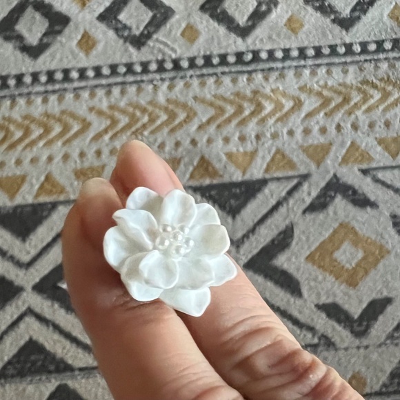 Camellia Earrings, 2 color : White & Black - Picture 6 of 6